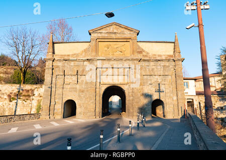 Paysage sur l'ancienne porte du nom de Porta Sant'Agostino. C'est l'une des quatre portes d'accès à la vieille ville, à Bergame, Italie Banque D'Images