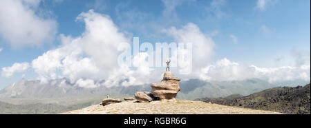 La Russie, du Caucase, de l'alpiniste de l'article sur rock formation dans la région de Baksan Valley Banque D'Images