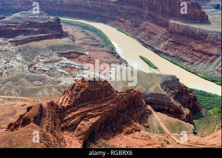 Colorado River, vu de Dead Horse Point State Park, Utah. Un véhicule peut être vu sur le chemin de terre dans la partie inférieure droite de l'image. Banque D'Images