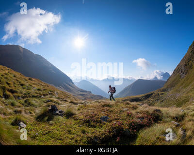 L'Italie, Lombardie, Alpes Bergamasque, randonneur sur le chemin à Passo del Gatto, Cima Bagozza et le Mont Camino Banque D'Images