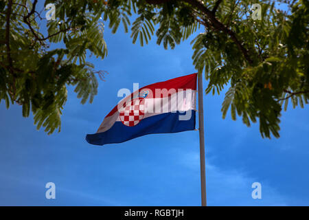 Drapeau national croate sur Obala doktor Franje Tuđmana, Sibenik, Croatie Banque D'Images