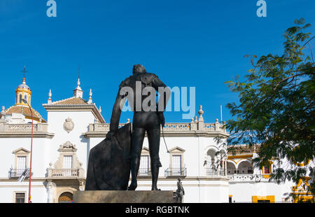 Statue de torero Manolo Vazquez en face de l'arène de Séville Banque D'Images