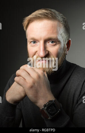 Portrait de l'homme blond avec barbe complète Banque D'Images