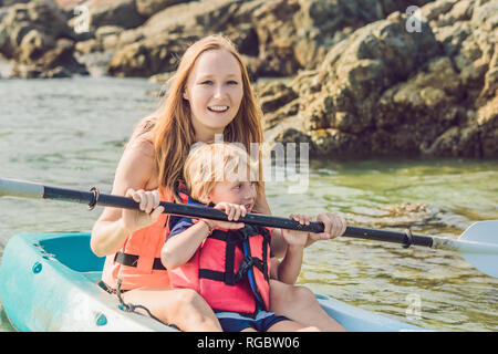 La mère et le fils de l'océan tropical au kayak. Banque D'Images