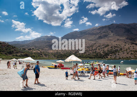 Crète, Grèce - AOÛT 2018 : Les gens sont à pied le lac de Kournas, situé au milieu de l'île Banque D'Images