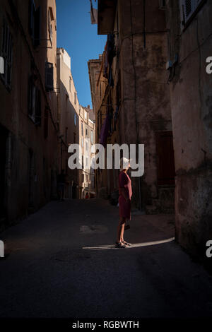 Femme avec chapeau de paille Tourisme en Corse Banque D'Images