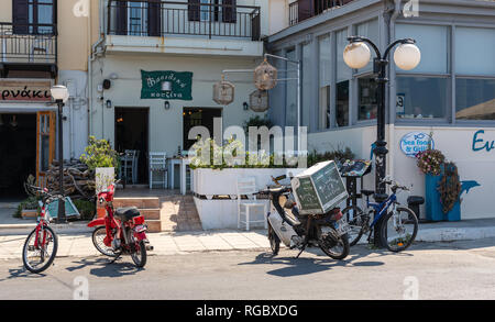 RETHYMNO, GRÈCE - AOÛT 2018 : les vélos et les cyclomoteurs sont rester stationné près de taverne grecque traditionnelle sur l'île de Crète Banque D'Images