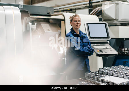 Jeune femme travaillant à titre de travailleur qualifié dans une entreprise de haute technologie, portrait Banque D'Images