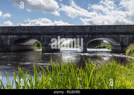 Le passage aux frontières, Belcoo-Blacklion, Irlande. Un magnifique pont sur la rivière Belcoo Belcoo liens dans le comté de Fermanagh, en Irlande du Nord à Blacklion je Banque D'Images