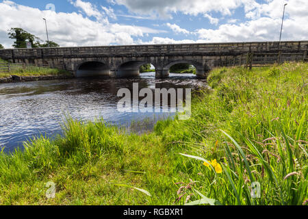 Le passage aux frontières, Belcoo-Blacklion, Irlande. Un magnifique pont sur la rivière Belcoo Belcoo liens dans le comté de Fermanagh, en Irlande du Nord à Blacklion je Banque D'Images