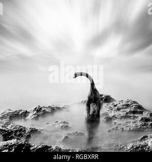 Un jouet dinosaure sur une pierre, noir et blanc, long exposure Banque D'Images