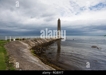 Chaine Tour commémorative, à la mémoire de Jacques Boucher, qui ont établi des voies de navigation du port de Larne, comté d'Antrim, en Irlande du Nord. Banque D'Images