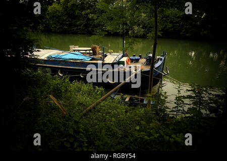 AJAXNETPHOTO. BOUGIVAL, FRANCE. PENICHE FREYCINET - ancien utilisé comme un bateau amarré SUR LES RIVES DE LA SEINE. PHOTO:JONATHAN EASTLAND/AJAX REF:R120906 2366 Banque D'Images