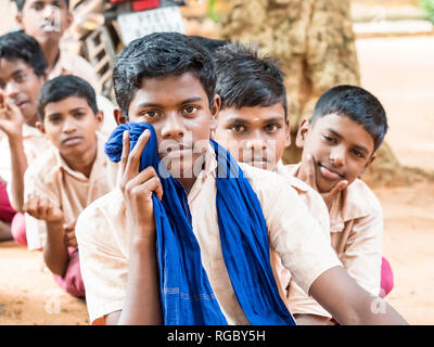 Pondichéry, Inde - décembre 2018, Circa. Les enfants du groupe non identifié dans les camarades amis school uniforms sitting on floor. Banque D'Images