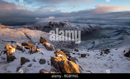 Le Langdale Pikes en hiver sous la neige fraîche Banque D'Images