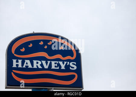 Montréal, Canada - le 9 novembre 2018 : logo Harvey's, en face de l'un de leurs fast food à Montréal. Harvey's est une marque de fast food restaurant Banque D'Images