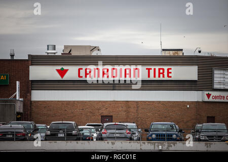 Montréal, Canada - le 9 novembre 2018 : le logo de Canadian Tire en face de l'un de leurs magasins à Montréal, Québec. Canadian Tire est un revendeur de matériel, Banque D'Images