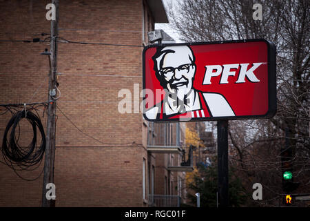 Montréal, Canada - le 9 novembre 2018 : PFK Logo sur un restaurant local à Montréal. Poulet Frit Kentucky est le nom de Québec, KFC Kentucky Fried Chicke Banque D'Images