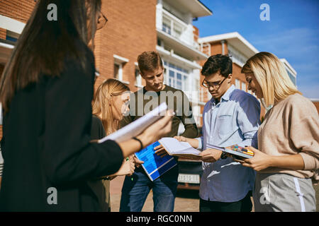 Groupe d'étudiants debout à l'extérieur avec les documents Banque D'Images