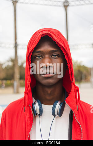 Portrait d'un jeune homme noir wearing red hoodie Banque D'Images