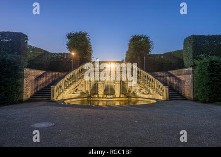 Allemagne, Hanovre, Basse-Saxe, Herrenhaeuser Gaerten, Cascade dans la soirée Banque D'Images