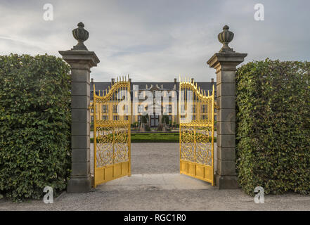 Allemagne, Hanovre, Basse-Saxe, Orangenparterre Herrenhaeuser Gaerten, galerie, dans l'arrière-plan, le Golden Gate Banque D'Images