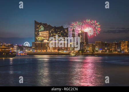 Allemagne, Hambourg, Elbe Philharmonic Hall, église St Michel, Fireworks at night Banque D'Images