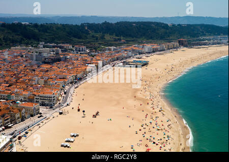 Vue du haut de la ville de Nazaré (Sítio) vers la Praia de Nazaré, Portugal côte de l'Atlantique. Banque D'Images