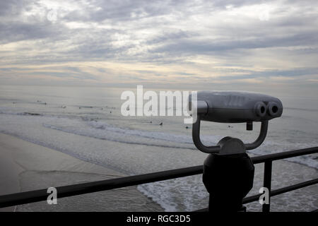 En savoir davantage - jumelles à pièces sur le Huntington Beach pier en Californie du Sud Banque D'Images