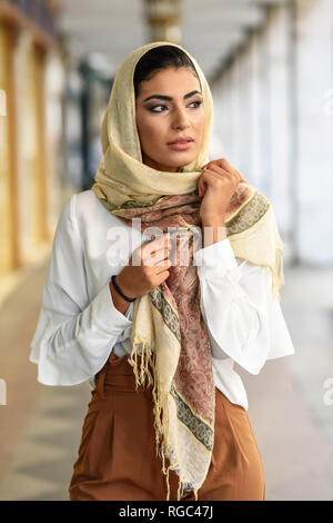 L'Espagne, Grenade, jeune femme musulmane portant le hijab en fond urbain ville Banque D'Images