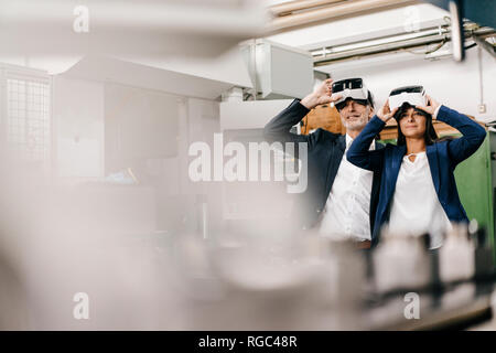 Une femme d'affaires dans le secteur de la haute technologie, l'entreprise à l'aide de lunettes VR Banque D'Images