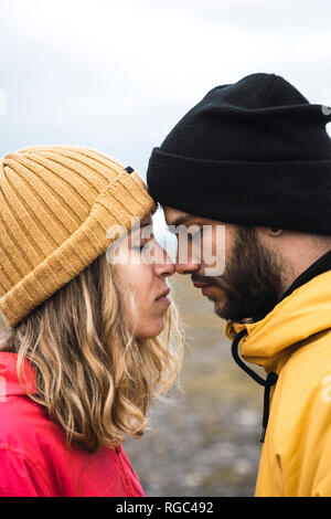 Jeune couple se frottant le nez affectueusement, Laponie, Norvège Banque D'Images