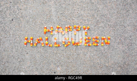 L'expression Happy Halloween énoncées avec candy corn sur un trottoir. La phrase est centrée sur la photo. Banque D'Images