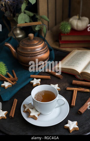 La vie encore d'automne avec tasse de thé et de cannelle étoiles Banque D'Images