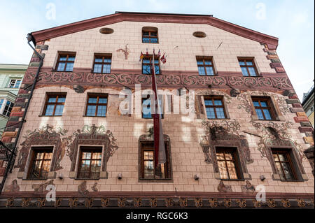 INNSBRUCK, Autriche - 01 janvier, 2019 : Les bâtiments colorés et ornés de Herzog Friedrich-Strasse, dans la ville alpine d'Innsbruck en Autriche Banque D'Images