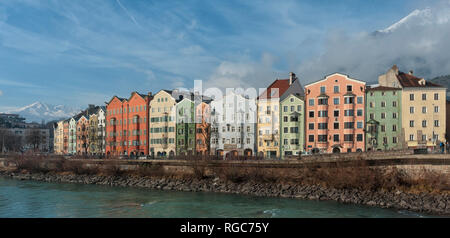 INNSBRUCK, Autriche - 01 janvier, 2019 : vue panoramique sur le centre-ville historique d'Innsbruck avec ses maisons colorées le long de la rivière Inn et célèbre l'Autriche Banque D'Images