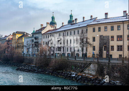 INNSBRUCK, Autriche - 01 janvier, 2019 : vue sur le vieux palais avec San Giacomo tours de la Cathédrale sur la rivière Inn bank - Innsbruck, Tyrol, Autriche Banque D'Images