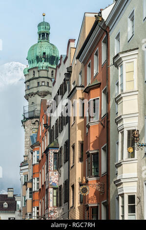 INNSBRUCK, Autriche - 01 janvier, 2019 : tour de la ville et les bâtiments colorés Herzog-Friedrich-Straße, dans dans la vieille ville (Altstadt) - Innsbruck Banque D'Images