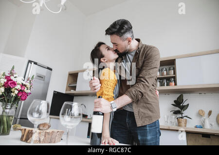 Couple amoureux s'embrasser dans la cuisine Banque D'Images