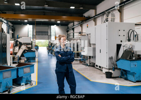 Jeune femme travaillant à titre de travailleur qualifié dans une entreprise de haute technologie, portrait Banque D'Images