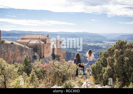 L'Espagne, Alquezar, vue arrière de deux jeunes femmes en randonnée looking at view Banque D'Images