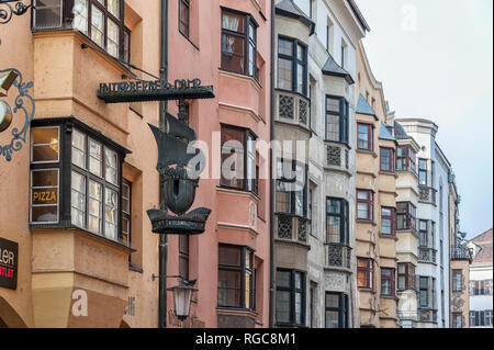 INNSBRUCK, Autriche - 01 janvier, 2019 : Les bâtiments colorés et ornés de Herzog Friedrich-Strasse, dans la ville alpine d'Innsbruck en Autriche Banque D'Images