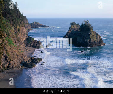 USA (Oregon), Samuel Boardman State Park, du Pacifique et de la mer surf piles, voir au sud de Arch Rock Vue. Banque D'Images