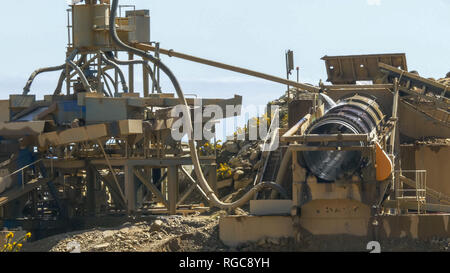 Machines à la tranchée à ciel ouvert ross gold mine en Nouvelle-Zélande pour l'or du gravier alluviaux des processus Banque D'Images