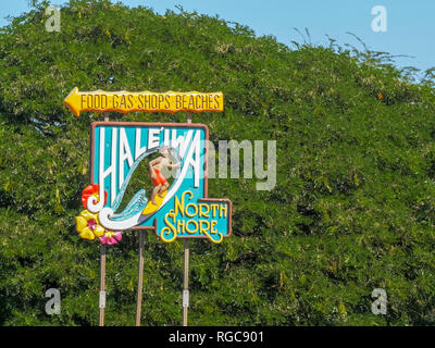 HALEIWA, États-Unis d'Amérique - le 12 janvier 2015 : l'haleiwa signe sur la côte nord d'Oahu, Hawaii Banque D'Images