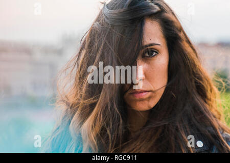 Portrait de la belle jeune femme aux longs cheveux bruns