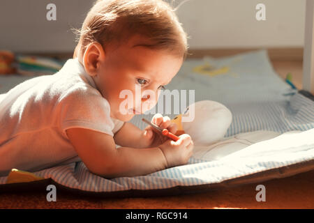 Portrait de jouer baby girl lying on blanket Banque D'Images