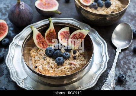 Bol de porridge de tranches de fig, bleuets et baies séchées Banque D'Images