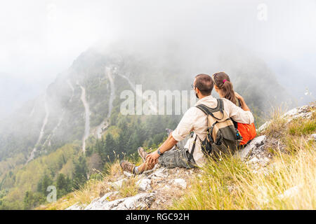 L'Italie, Massa, couple looking at la belle vue dans les Alpes Apuanes Banque D'Images