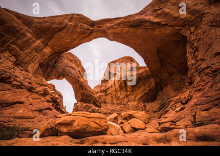 USA, Utah, arche naturelle et de formations rocheuses au Parc National Arches, Double Arch Banque D'Images